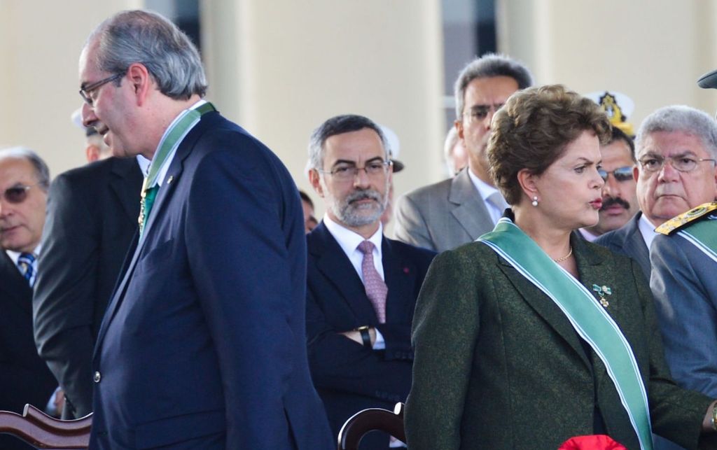 A Presidenta Dilma Rousseff e o ministro da Defesa, Jaques Wagner, participam da cerimônia comemorativa do Dia do Exército, no Setor Militar Urbano (Antônio Cruz/Agência Brasil)